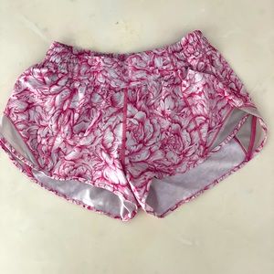 Lululemon Hotty Hot Short Low Rise 2.5” length Size 6